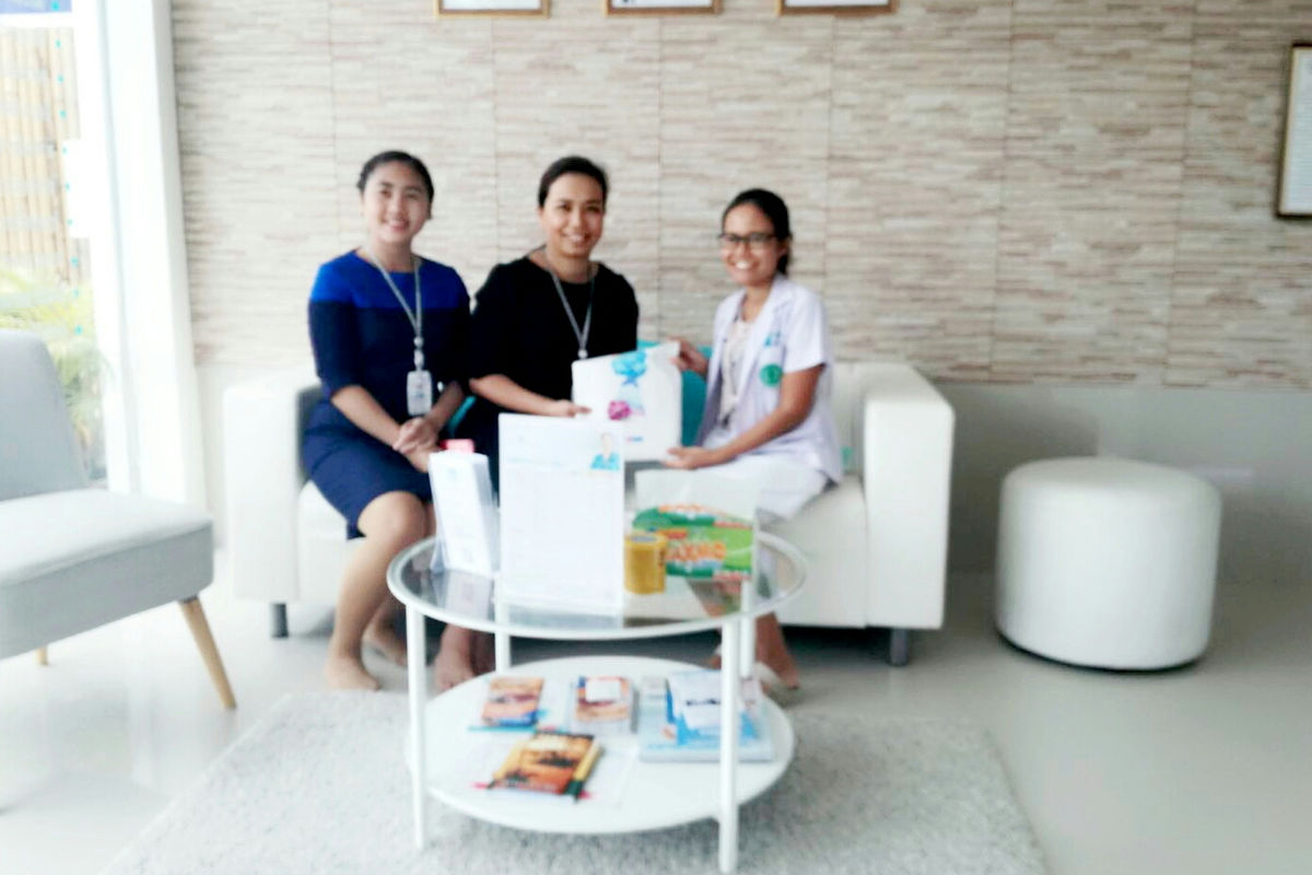 แพทย์ของ Samui Home Clinic ขณะออกตรวจที่บ้าน