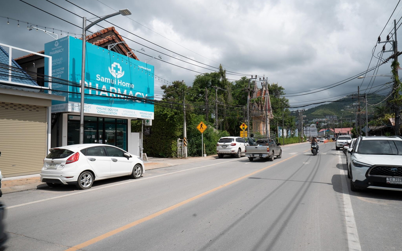เภสัชกรกำลังจัดยาสำหรับจัดส่งที่ Samui Home Clinic